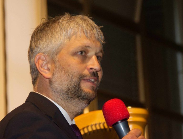 Alberschwender LIEDERmönner sprengen die Grenzen mit Regenschirm: Tobias Schmutzhard als sympathischer Moderator