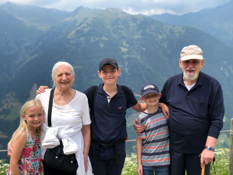 Nachruf auf Herbert Martin Holzer: Ein Erz-Lustenauer mit weitem Horizont : Heri und Elisabeth mit ihren drei Enkelkindern beim Familienurlaub in Italien.