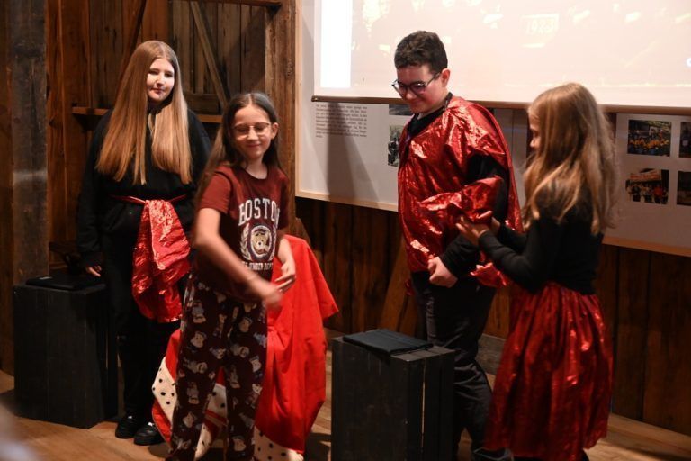Lebendiger Ort des Lernens: Die Schulspielgruppe führte das amüsante Stück Schule früher - Schule in der Zukunft auf.
