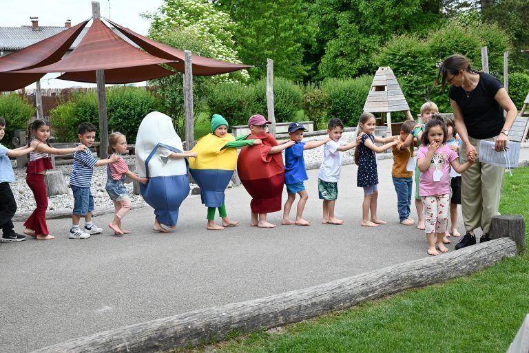 Theateraufführung im Kindergarten Engelbach begeistert Familien: Endlich war es soweit und die Kinder betraten ihre Bühne.