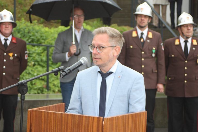 Neues Tanklöschfahrzeug der Feuerwehr Sulz übergeben: Bürgermeister Michael Schnetzer hielt eine Mega-Ansprache.