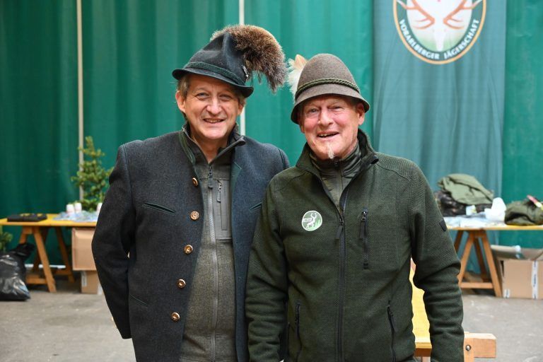 63. Bürser Jagdschießen: Bezirksjägermeister Manfred Vonbank bedankte sich bei Werner Plangg und seinem Team für die perfekte Organisation des Bürser Jagdschießens.