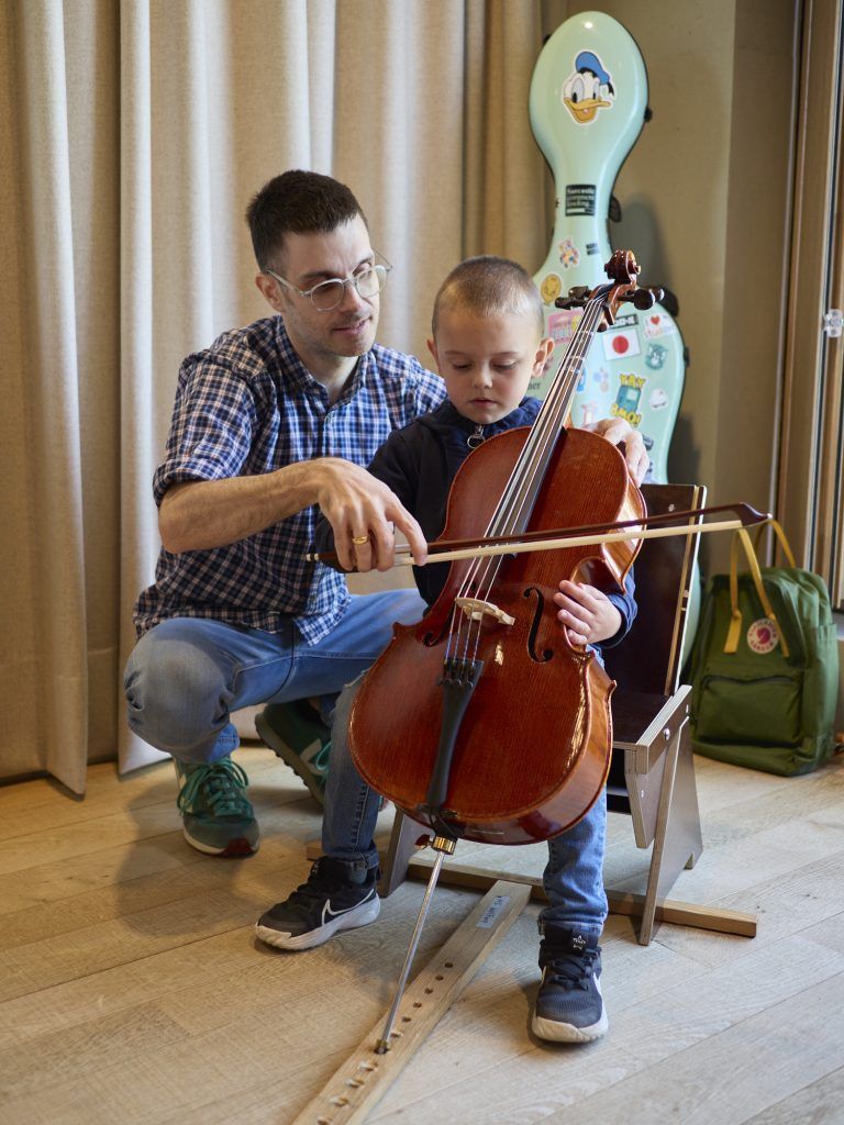 Ein Haus voller Musik: Gemeinsames Kennenlernen der Instrumente.