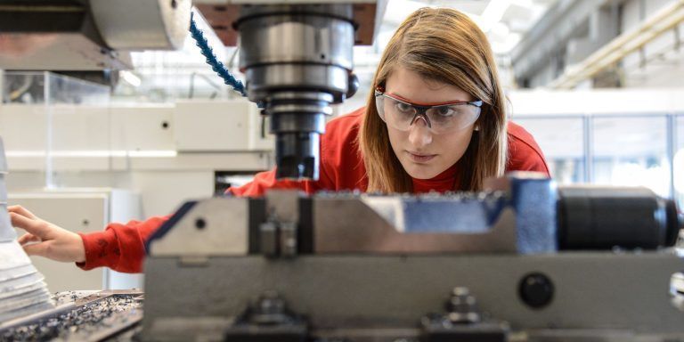 Wirtschaftsraum Walgau: Lehrlinge der Firma Hilti beim Arbeiten