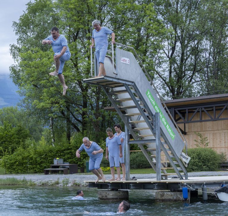 Walgauer Bürgermeister wagen den Eröffnungssprung ins kühle Nass