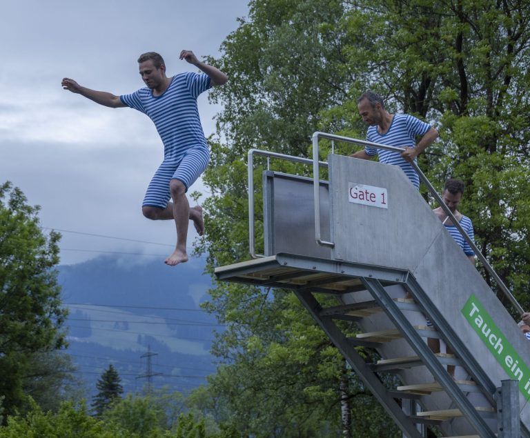 Walgauer Bürgermeister wagen den Eröffnungssprung ins kühle Nass