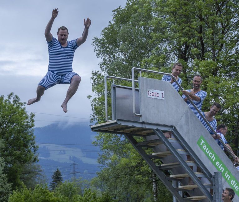 Walgauer Bürgermeister wagen den Eröffnungssprung ins kühle Nass