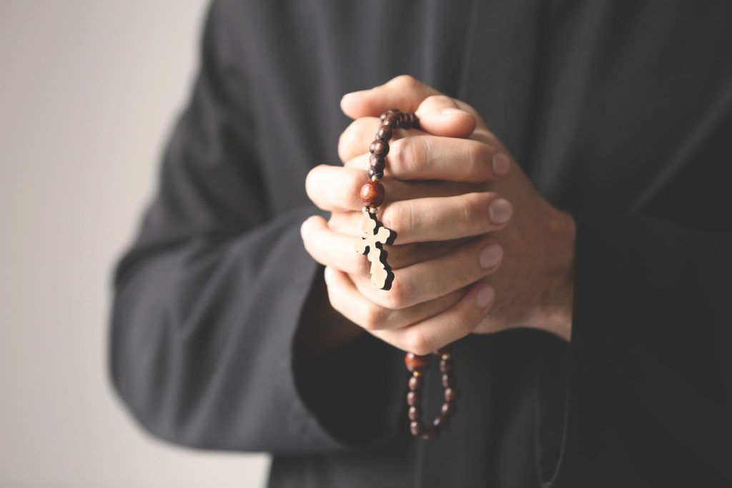 Leserbrief: Rosenkranz in der einen Hand, Weltlage in der anderen