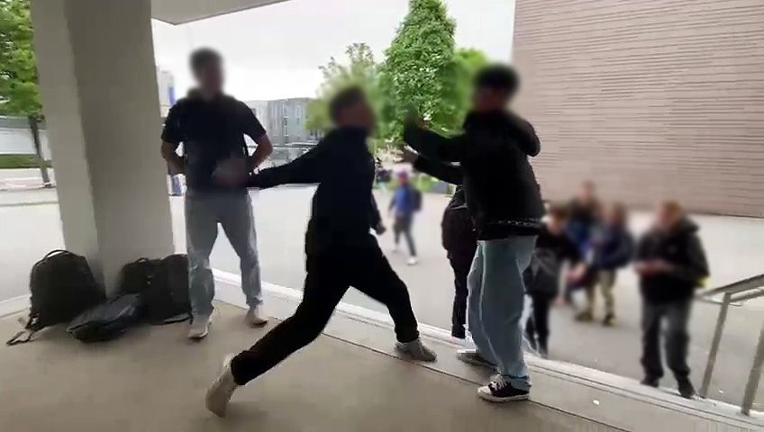 Schüler filmen Gewalt vor Schultüre: &#8220;Wo haben wir als Erwachsene versagt?&#8221;