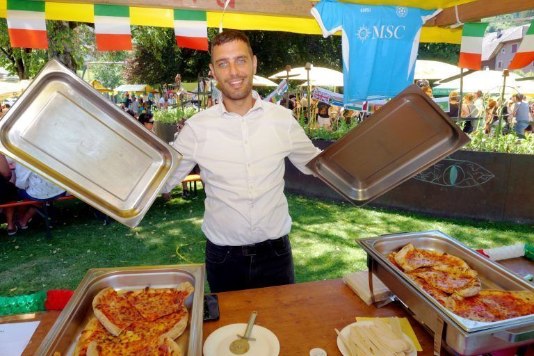 Vielfältiger Freiraum feierlich eröffnet : Die Pizzeria Sole bot allerlei italienische Spezialitäten feil.