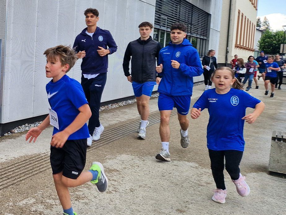 Ein gemeinsamer Lauf für die Schule: Ehrgeizig rannten die Kinder die Laufstrecke um die Schule. (VS Rheindorf)