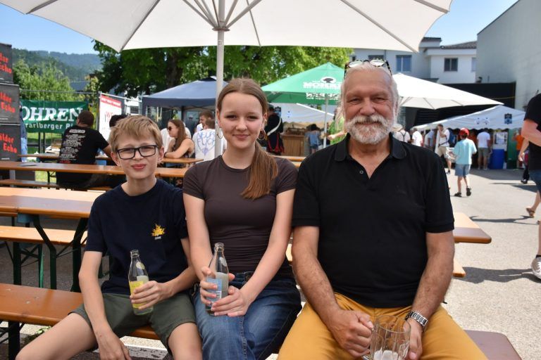 Festliches Kanonenfeuer und besondere Jubiläen an Fronleichnam: v.l.n.r. Benjamin, Aurelia und Hannes Breuss (tiny4you)