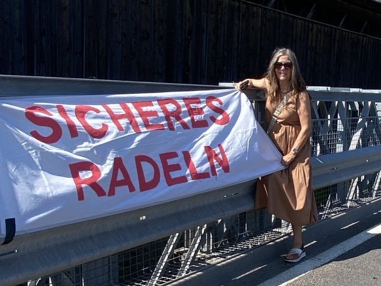 Fahrraddemo durchs Ried: Die Teilnehmenden machten mit Plakaten auf ihre Forderungen aufmerksam. (Quelle: sicheres Radeln)
