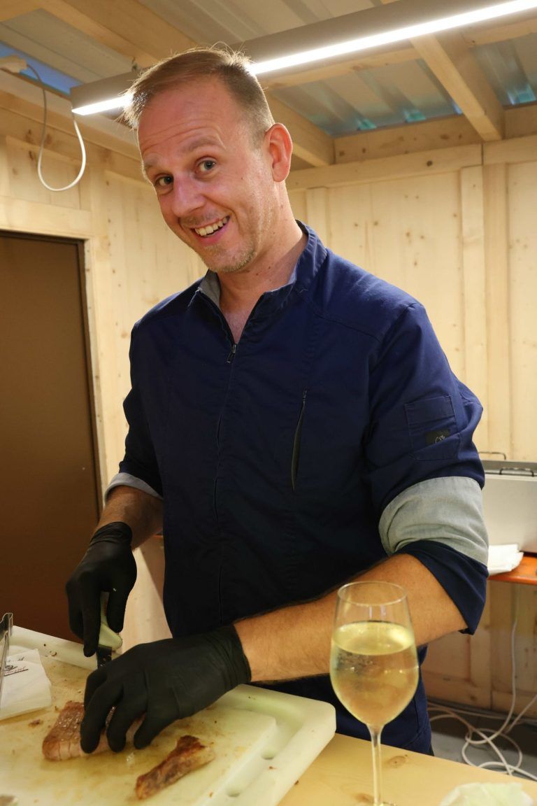 Slow Food-Gedanke einmal mehr gepflegt: Moritz vom"Hof"-Team mit Dry Aged Kotelett.