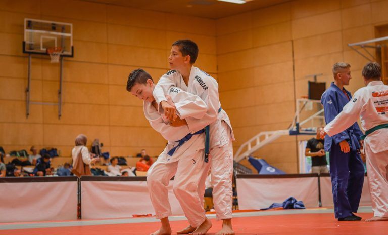 Judo-Spektakel in Dornbirn: Faire Duelle auf vier Matten parallel.