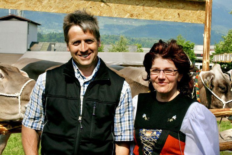 Nachruf auf Lothar Kaufmann: Mit Herz und Hand stets zur Stelle: Lothar mit seiner Frau Rosa auf ihrer Landwirtschaft, dem Steinerhof in Nenzing.