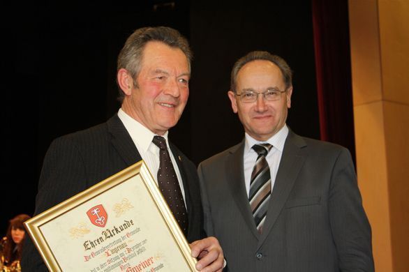Nachruf auf Georg Gmeiner: Gemeinwohl als Herzenssache: Ehrenring der Gemeinde Lingenau für Georg Gmeiner, rechts Alt-Bgm. Peter Bereuter.