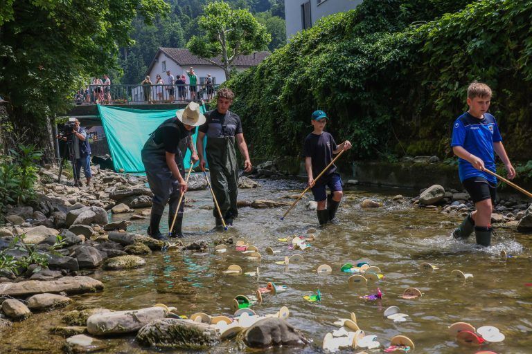 Wenn 1200 Holzenten in die Schwarzach plumpsen – „Der Nachhaltigkeitsgedanke war uns wichtig“
