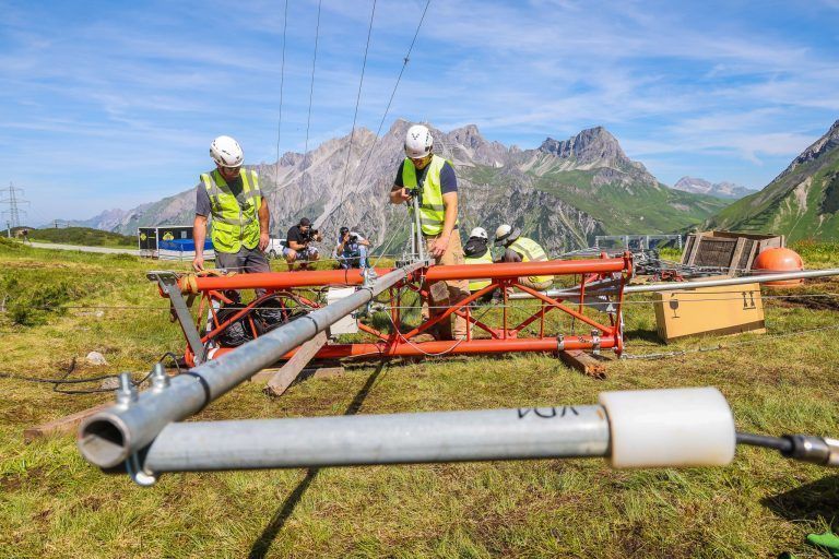 Spektakulärer Einsatz im Hochgebirge: Der Windmessmast auf der Alpe Rauz steht
