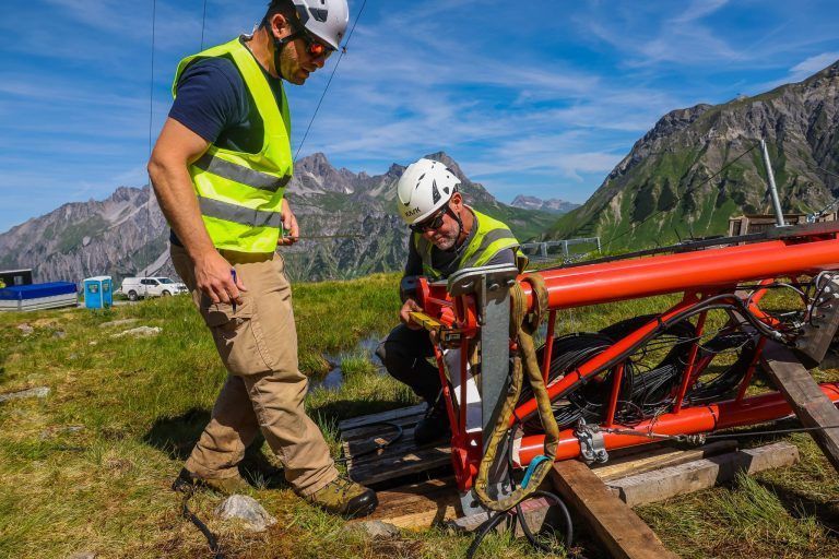 Spektakulärer Einsatz im Hochgebirge: Der Windmessmast auf der Alpe Rauz steht