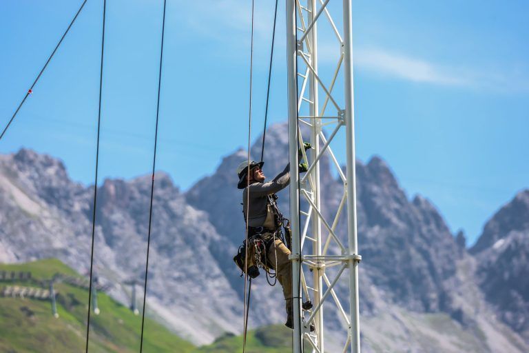Spektakulärer Einsatz im Hochgebirge: Der Windmessmast auf der Alpe Rauz steht