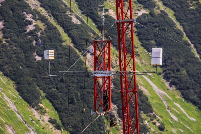 Spektakulärer Einsatz im Hochgebirge: Der Windmessmast auf der Alpe Rauz steht