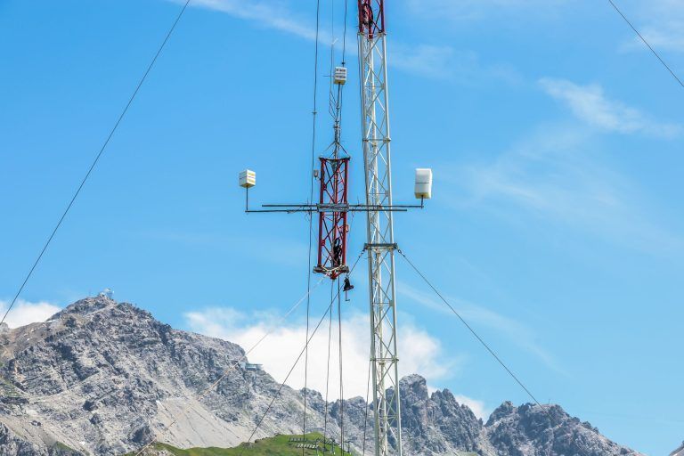 Spektakulärer Einsatz im Hochgebirge: Der Windmessmast auf der Alpe Rauz steht
