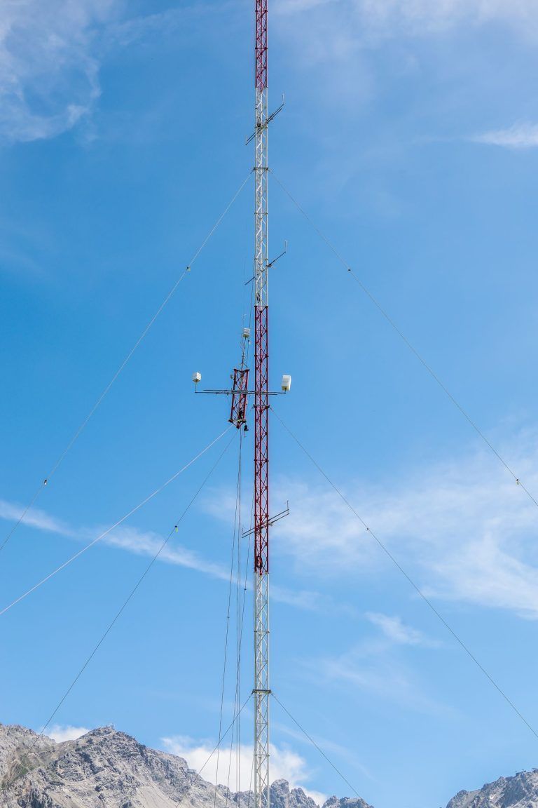 Spektakulärer Einsatz im Hochgebirge: Der Windmessmast auf der Alpe Rauz steht