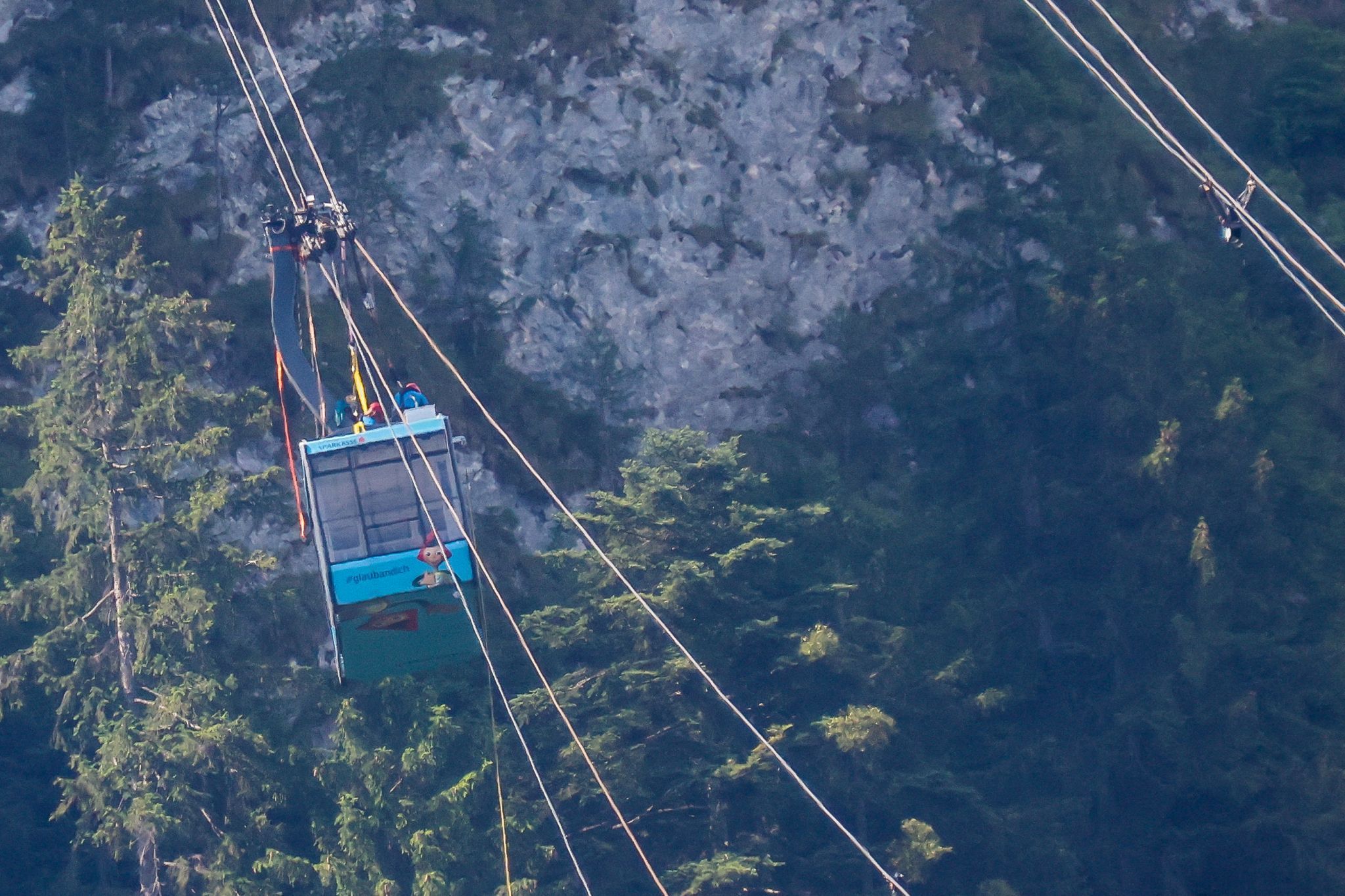 Karrenseilbahn: Gondeln wieder in den Stationen