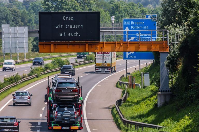 Stille, Glocken, schwarze Fahnen und Absagen: So trauert Vorarlberg mit Graz