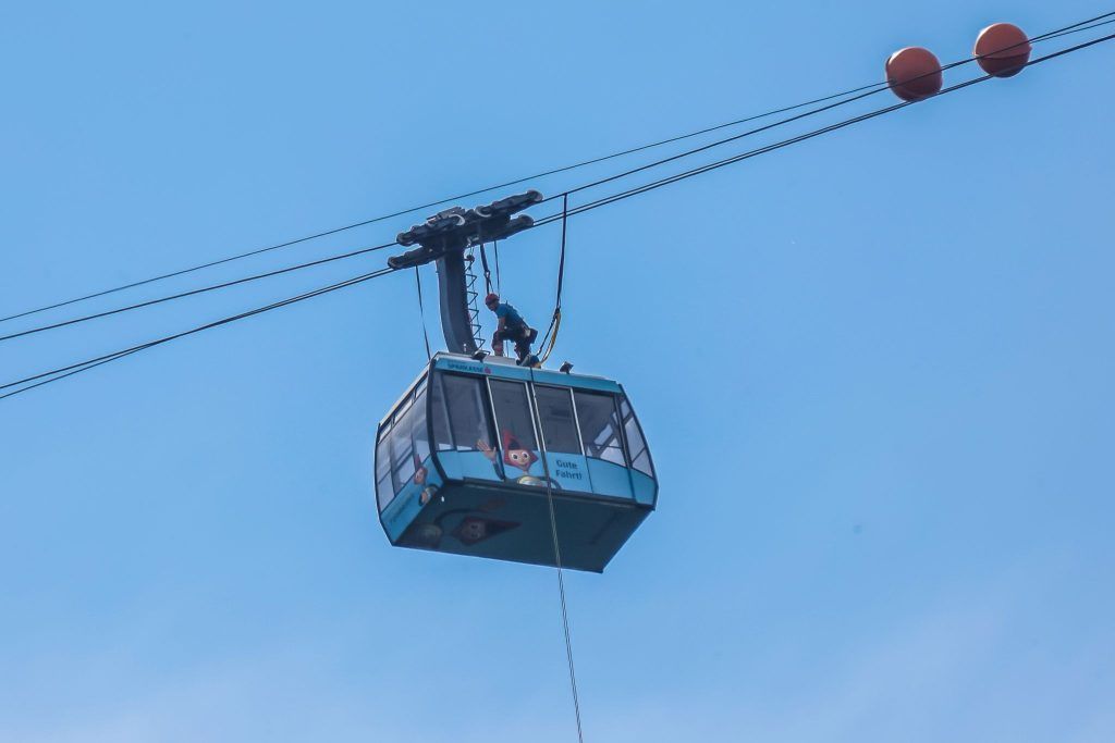 Karrenseilbahn: Gondeln wieder in den Stationen