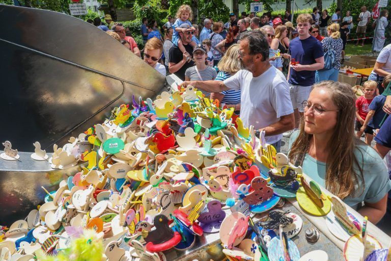 Wenn 1200 Holzenten in die Schwarzach plumpsen – „Der Nachhaltigkeitsgedanke war uns wichtig“