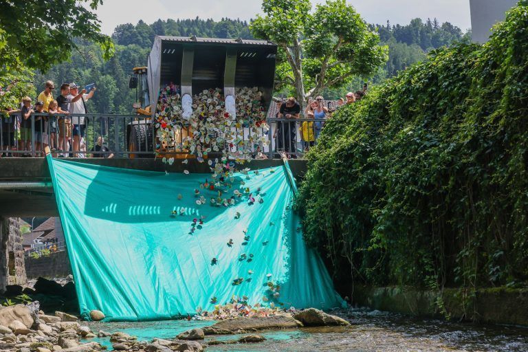 Wenn 1200 Holzenten in die Schwarzach plumpsen – „Der Nachhaltigkeitsgedanke war uns wichtig“