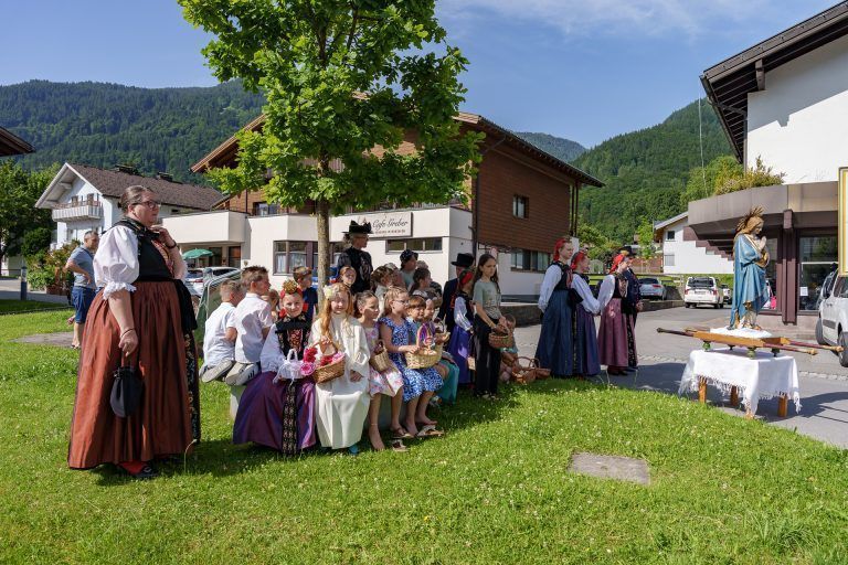 Ein stimmiges Miteinander bei der Fronleichnamsprozession in Vandans: Auch die heurigen Erstkommunionkinder nahmen teil und streuten die Blumen während der Prozession