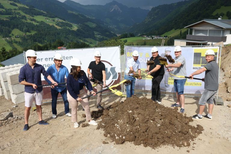 Baustart für 14 neue Wohnungen in Raggal: Spatenstich mit Bgm. Alexandra Martin, WBF-GF Thomas Schöpf, Planer und Bauleuten.