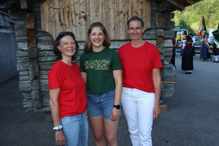 Im Großwalsertal geht es "rond": Michaela und Tamara Müller, Laurina Martin.