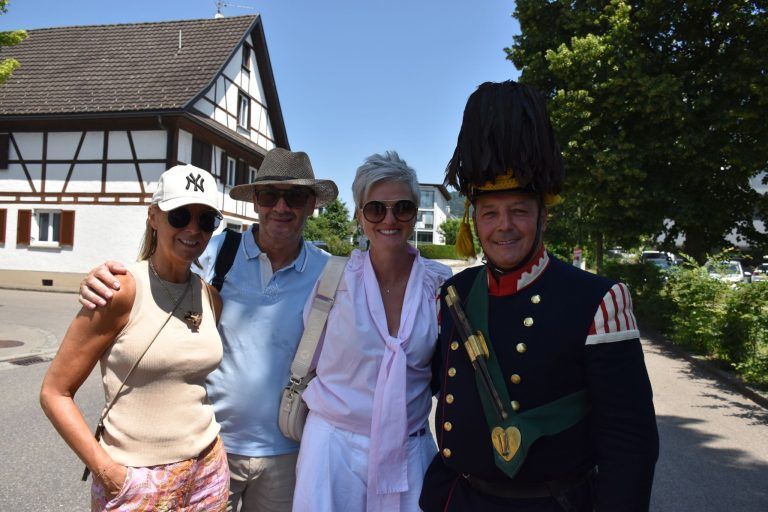 Festliches Kanonenfeuer und besondere Jubiläen an Fronleichnam: v.l.n.r. Lisi und Dietmar Steinhauser, Manuela und Johannes Schwärzler