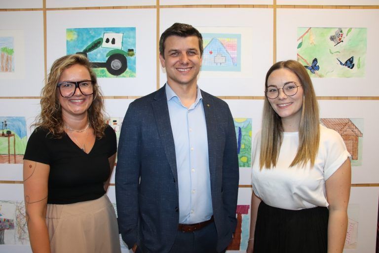 Preisgekrönte Werke junger Künstler: 2) Olivia Graf, Vorstand Clemens Sutter und Lisa Sutterlüty (Raiba) überreichten die Preise.