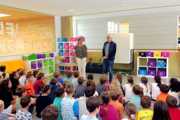 Schüler aktiv für Schmetterlingskinder: Mit großer Freude sammelten die Volksschüler aus Satteins Spenden für die sogenannten Schmetterlingskinder.