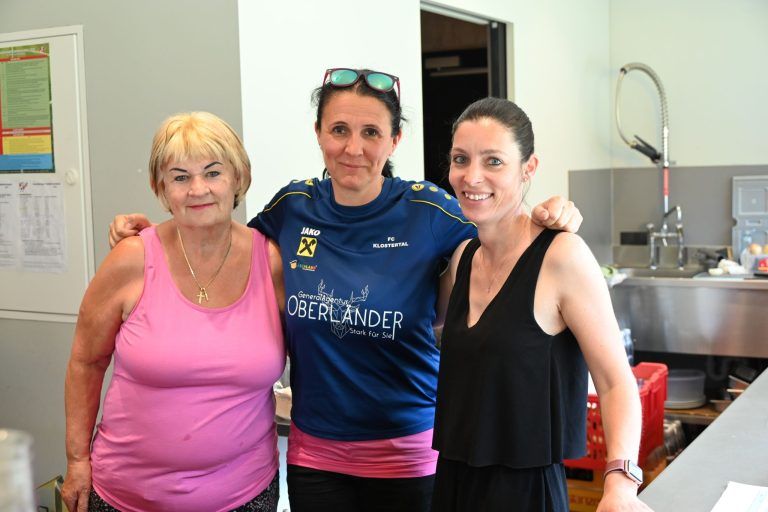 Heiße Duelle: Ingrid Ertl, Gaby Fritz und Kathrin Novis sorgten für Nachschub bei Spieler und Zuschauer.
