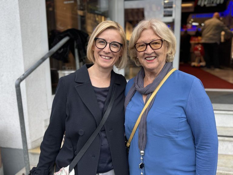 Macht und Vergänglichkeit: Nicole Ohneberg (Gemeindearchiv Hard) mit Monika Zech.