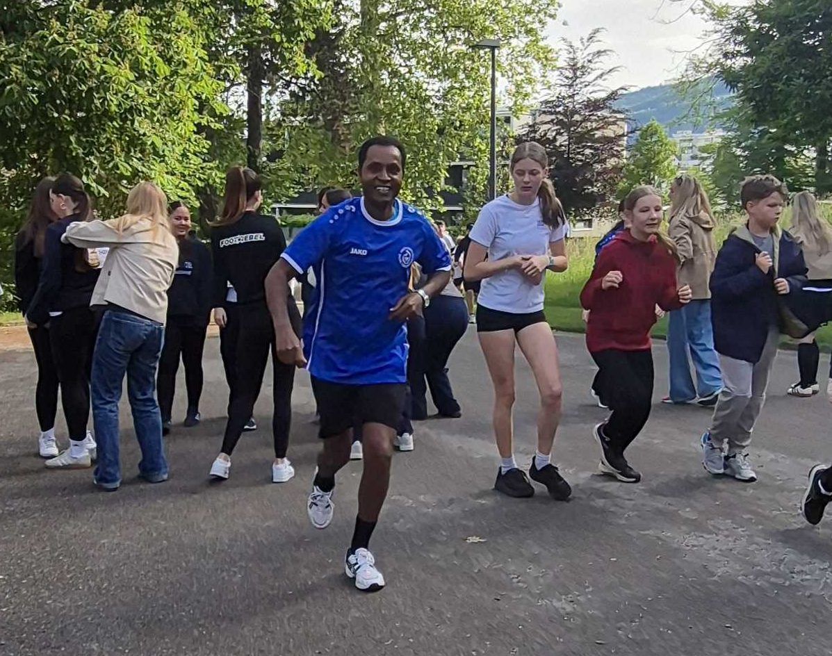 7.783 Runden beim Stundenlauf für die Partnerschule in Jinja : Runde für Runde Spenden gesammelt, Jugendliche und Lehrer der Schulen Riedenburg