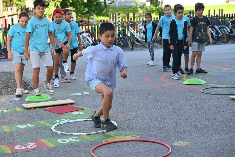 Die Volksschule Rheindorf veranstaltete ein besonderes Sportfest: Eine sportliche Reise durch den Weltraum.