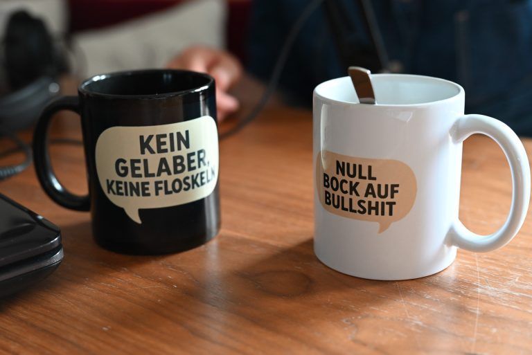 Neue Volksschule im Mühlefeld?: Bei einem Kaffee besprechen die beiden die aktuelle Gemeindepolitik.