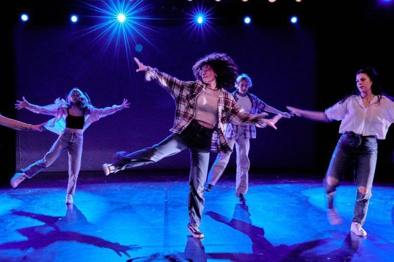 Nachtschwärmer auf der Bühne: In den kreativen Fächern erarbeiten sie die meisten Teile der Choreographie selbst, in anderen Fächern wird eine vorgegebene Choreographie getanzt und mit eigenem Ausdruck belebt.