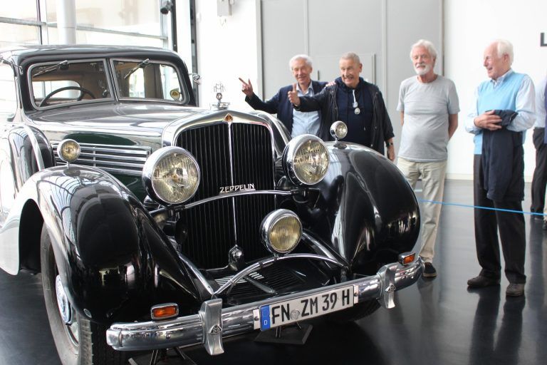 60 Jahre Matura – eine nostalgische Reise: „Bitte einsteigen!“ mit diesem „Zeppelin“ dürfte man auch heute noch ganz normal im Straßenverkehr unterwegs sein.  Das Auto ist der einzige erhaltene Maybach DS 8, der sich noch weitestgehend im Original-Zustand befindet. 