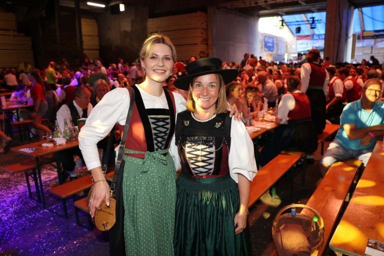 Im Großwalsertal geht es "rond": Marketenderinnen Franziska Pezzei und Heidi Paulitsch.
