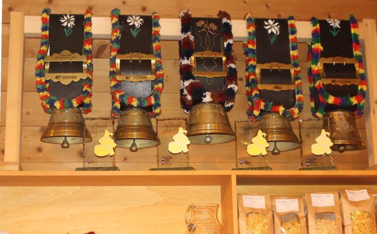 Kasermandl und Goldregen für Ländle-Käse: Einzigartige Trophäensammlung im Langenegger Sennerei-Laden: Fünf Glocken für den Tagessieg in Schwarzenberg und vier Kasermandl – das fünfte wurde heuer in Wieselburg knapp verpasst.