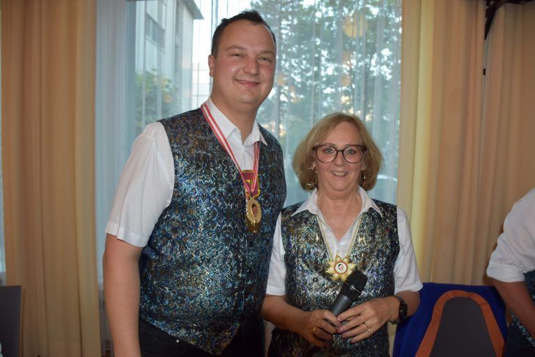 Närrisch und gut aufgestellt : Zunftmeisterin Dagmar Fenkart-Kaufmann freute sich zahlreiche verdiente Mitglieder zu ehren.