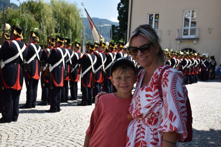 Festliches Kanonenfeuer und besondere Jubiläen an Fronleichnam: v.l.n.r. Antoni und Angelika Rutkowski